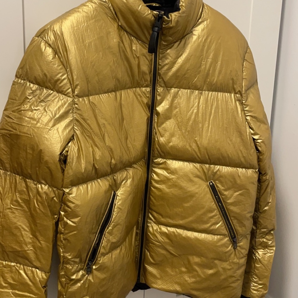 The super glowy golden colour jacket by Mackage. The size is M.Super comfortable